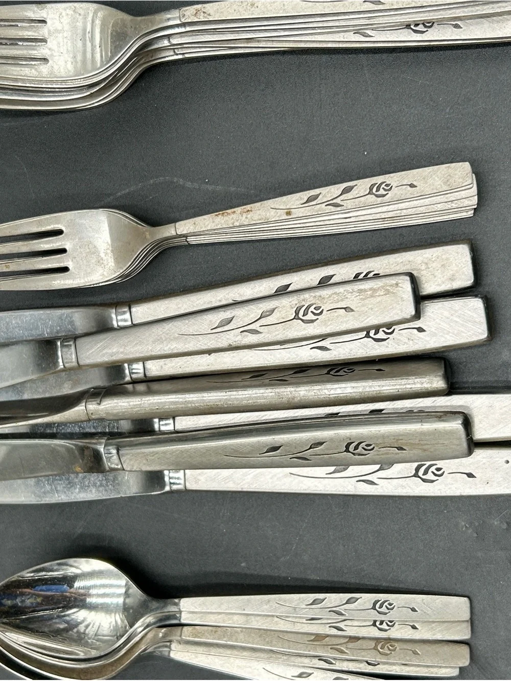 Oneida Capistrano Stainless Steel Floral Handle Flatware Set